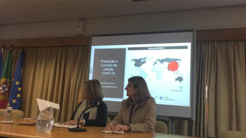 Na foto, Isabel Fragoeiro e a médica Margarida Câmara.