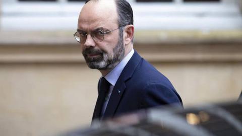 O primeiro-ministro francês Edouard Philippe chegava a um encontro com membros do Governo, representantes do senado e líderes da oposição, para fazer um ponto da situação sobre a evolução do coronavírus no país. FOTO EPA/IAN LANGSDON