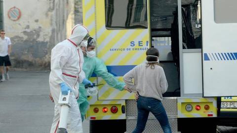 Imagem exclusiva do início do transporte, ontem, da jovem na Rochinha, no Funchal. FOTO ASPRESS