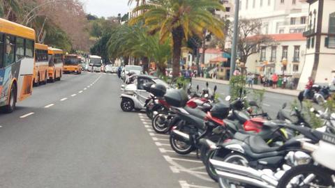 “Irresponsabilidade e falta de civismo” foi detectada neste estacionamento por Miguel Sá, que também nota falta de Polícia, de multa e de reboque. 