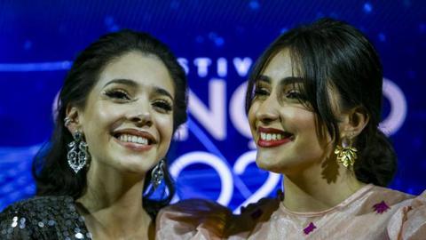 Elisa (à direita) a vencedora do Festival da Canção 2020, acompanhada pela autora da canção Marta Carvalho. FOTO NUNO PINTO FERNANDES/GLOBAL IMAGENS