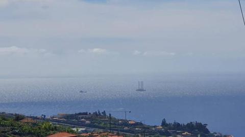 Plataforma petrolífera avistada ao largo na costa sul da ilha. Foto Rúben Santos