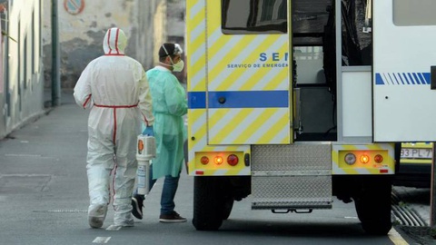 Para este tipo de transporte a ambulância a as equipas vão devidamente equipadas.   Foto Arquivo
