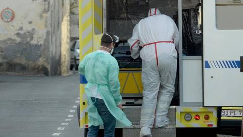 O transporte é feito por bombeiros equipados com fatos especiais e numa ambulância preparada para este fim.