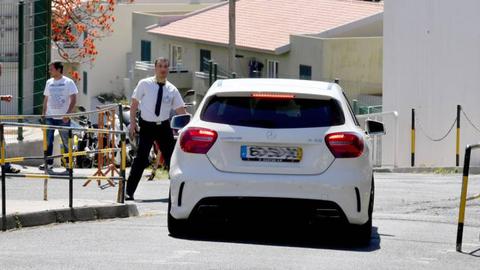 O futebolista chegou nesta viatura.   Foto Rui Silva/Aspress