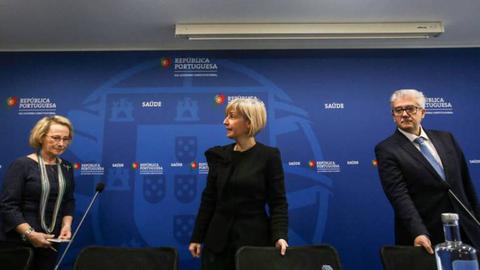 A ministra da Saúde, Marta Temido (C), acompanhada pela directora-geral da Saúde, Graça Freitas (E), e pelo secretário de Estado da Saúde, António Lacerda Sales. Foto Lusa