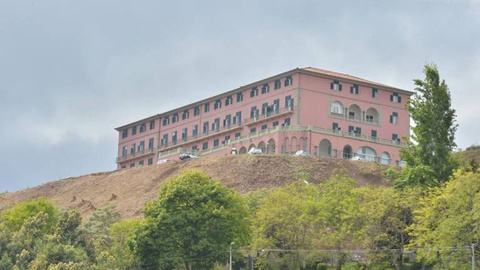 Uma mulher foi transferida do Hospital dos Marmeleiros para o Hospital Nélio Mendonça por suspeita de infecção com o novo coronavírus. 