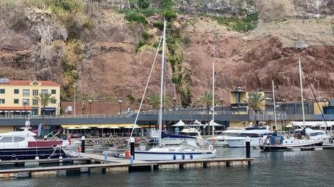 O ‘Jaspis’ está atracado no Porto de Recreio da Calheta desde as primeiras horas desta quinta-feira.   Foto DR