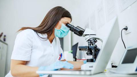 Os profissionais precisam de estar livres para trabalharem nos laboratórios de diagnóstico