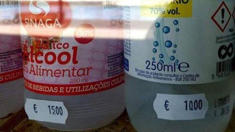 A Associação recebeu denúncias de garrafas de álcool colocadas à venda por 15 e 10 euros.