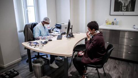 EPA/CHRISTOPHE PETIT TESSON