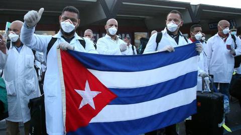 Médicos cubanos chegam a Itália para ajudar no ‘campo de batalha’. Foto  EPA/MATTEO BAZZI