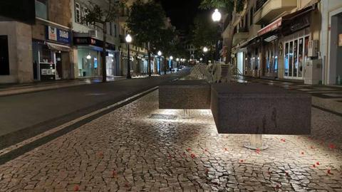 “Finalmente terminaram a obra inaugurada há quase um ano e quase ninguém reparou... As luzes led nos bancos da Fernão de Ornelas!”, refere o leitor José Dias.