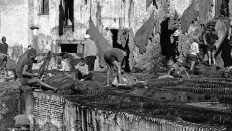 A primeira fotografia revelada data de 1976 e regista as tinturarias de Marrocos.