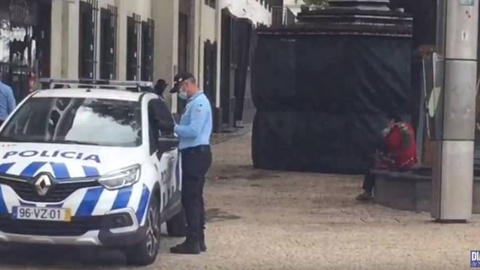 A Polícia já está a monitorizar o caso, aguardando pela chegada de uma ambulância para que o transporte seja seguro e salvaguarde a saúde pública.