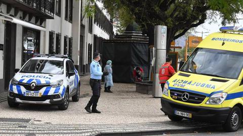 A idosa foi isolada e encaminhada para uma ambulância. Fotos Rui Silva/ASPRESS