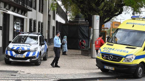 A idosa foi isolada e encaminhada para uma ambulância. Fotos Rui Silva/ASPRESS