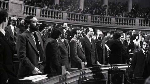 João Gomes (de óculos, junto ao microfone, na fila da frente) na Assembleia Constituinte. Foto Global Notícias (arquivo)