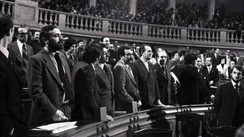 João Gomes (de óculos, junto ao microfone, na fila da frente) na Assembleia Constituinte. Foto Global Notícias (arquivo)