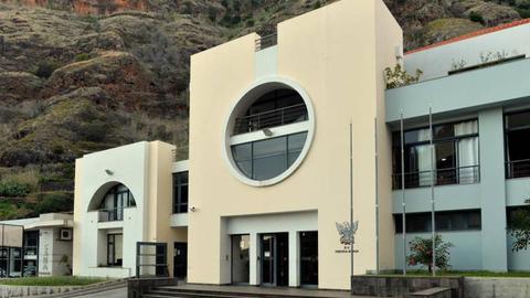 Cinco elementos dos Bombeiros Mistos da Ribeira Brava e Ponta do Sol estão em isolamento numa sala do quartel.