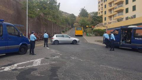 2 carrinhas da BIR bloqueiam o acesso viário à Praia Formosa no entroncamento abaixo da ponte.