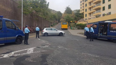 2 carrinhas da BIR bloqueiam o acesso viário à  Praia Formosa no entroncamento abaixo da ponte.