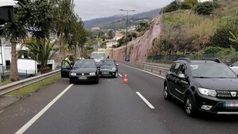 O acidente provocou apenas danos materiais. Foto DR