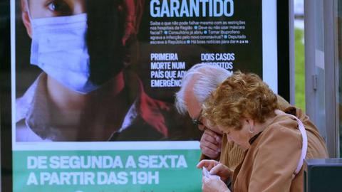 Idosos na baixa do Funchal. Foto ASPRESS