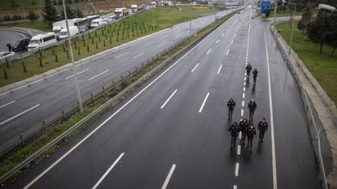 A Turquia demorou a adoptar medidas mais restritivas, mas já abriu excepções aos jovens trabalhadores.   Foto EPA/ERDEM SAHIN