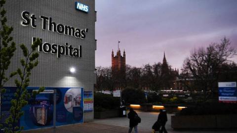 O primeiro-ministro britânico está internado, desde ontem, no Hospital St Thomas, em Londres. Foto EPA