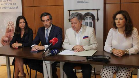 Sandra Fabrícia Tavares Teixeira (à esquerda).