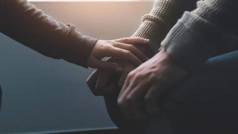 Diz a DGS: “Torna-se particularmente difícil que se consiga obter colaboração eficaz na adopção de medidas de distanciamento social e restantes regras profiláticas”.   Foto Shutterstock/Chanintorn.v