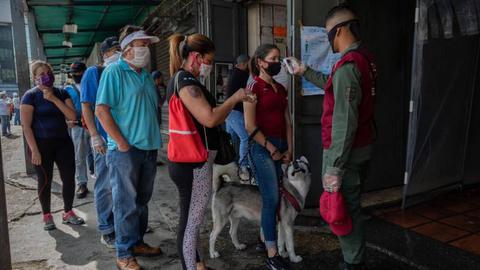 Foto EPA/RAYNER PENA R