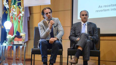 Presidente do Governo e secretário da Educação garantem solução para estudantes sem computador.