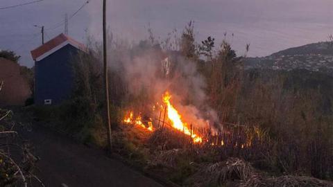 O fogo na Estrada Nova da Lombada.