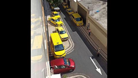  “Infelizmente é isto todos os dias a todas as horas... Os táxis no passeio e as pessoas na estrada” - C.B.