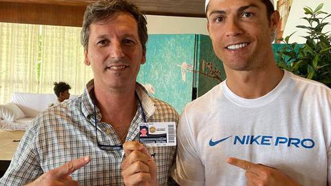 Entrega do cartão foi feita por Pedro Talhinhas, antigo treinador de CR7 no Nacional. Foto CD Nacional