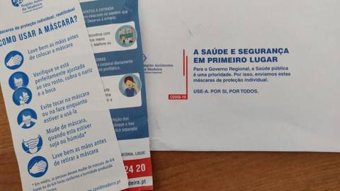 As máscaras vêm acompanhadas de dois folhetos informativos. Um deles foi alterado.