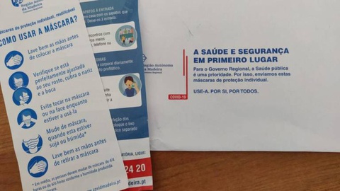 As máscaras vêm acompanhadas de dois folhetos informativos. Um deles foi alterado. 