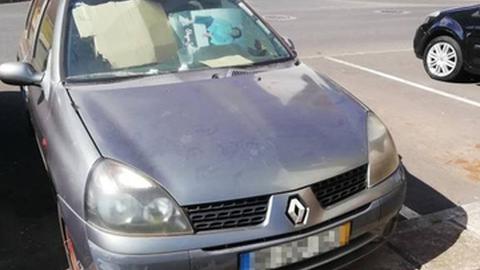 Abandonado na Rua do Brasil, em S. Martinho, há mais de 7 anos. Até quando? A questão e a foto são de João Fernandes.