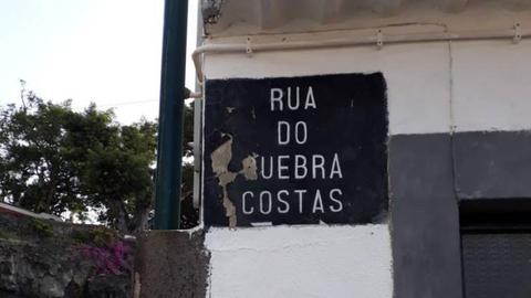 “Será que um estrangeiro sabe o nome desta rua ?”, pergunta o leitor José Marques