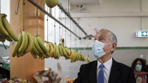 Marcelo Rebelo de Sousa foi às compras num mercado municipal. Foto RODRIGO ANTUNES/LUSA