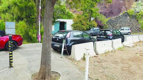 A praia é formosa até em carros estacionados na zona de inversão de marcha, diz António Faria.