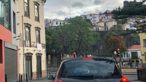 “Se o Presidente da Câmara descesse a Calçada da Cabouqueira, o semáforo já estaria de certeza afinado. Uma vergonha!” - Dina Santos.