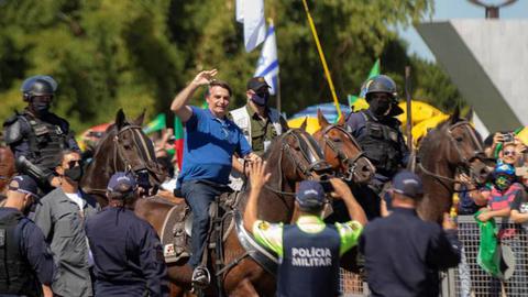 Bolsonaro continua a promover manifestações em seu apoio, aqui com cerca de três mil em Brasília. Foto EPA/Joedson Alves