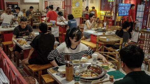 O desconfinamento na China levou muita gente a procurar locais públicos, como restaurantes. Foto EPA/WU HONG