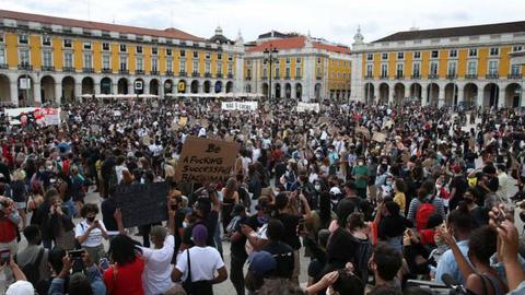 Várias cidades portuguesas juntaram-se, no sábado, à acção mundial ‘Black Lives Mater’. Foto EPA