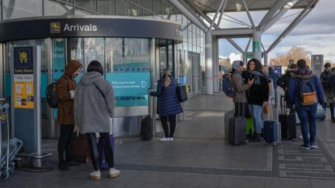 A zona de chegadas nos aeroportos do Reino Unido deixam de ter momentos como estes. Foto Shutterstock/Eric Johnson Photography