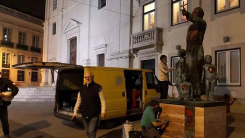 A limpeza da estátua realizada esta noite pela Câmara Municipal de Lisboa. Foto CML/Twitter