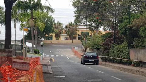 “Nesta rua o estacionamento irregular é prática diária, mesmo com a faixa de rodagem mais apertada  devido a obras” - Luís Costa.